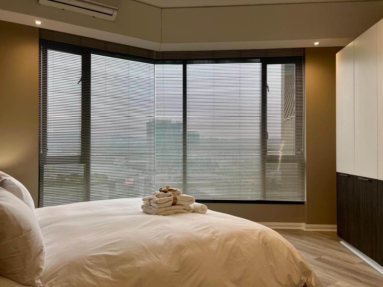Apartment Furnished In The Heart Of Menlyn Maine 1209 *